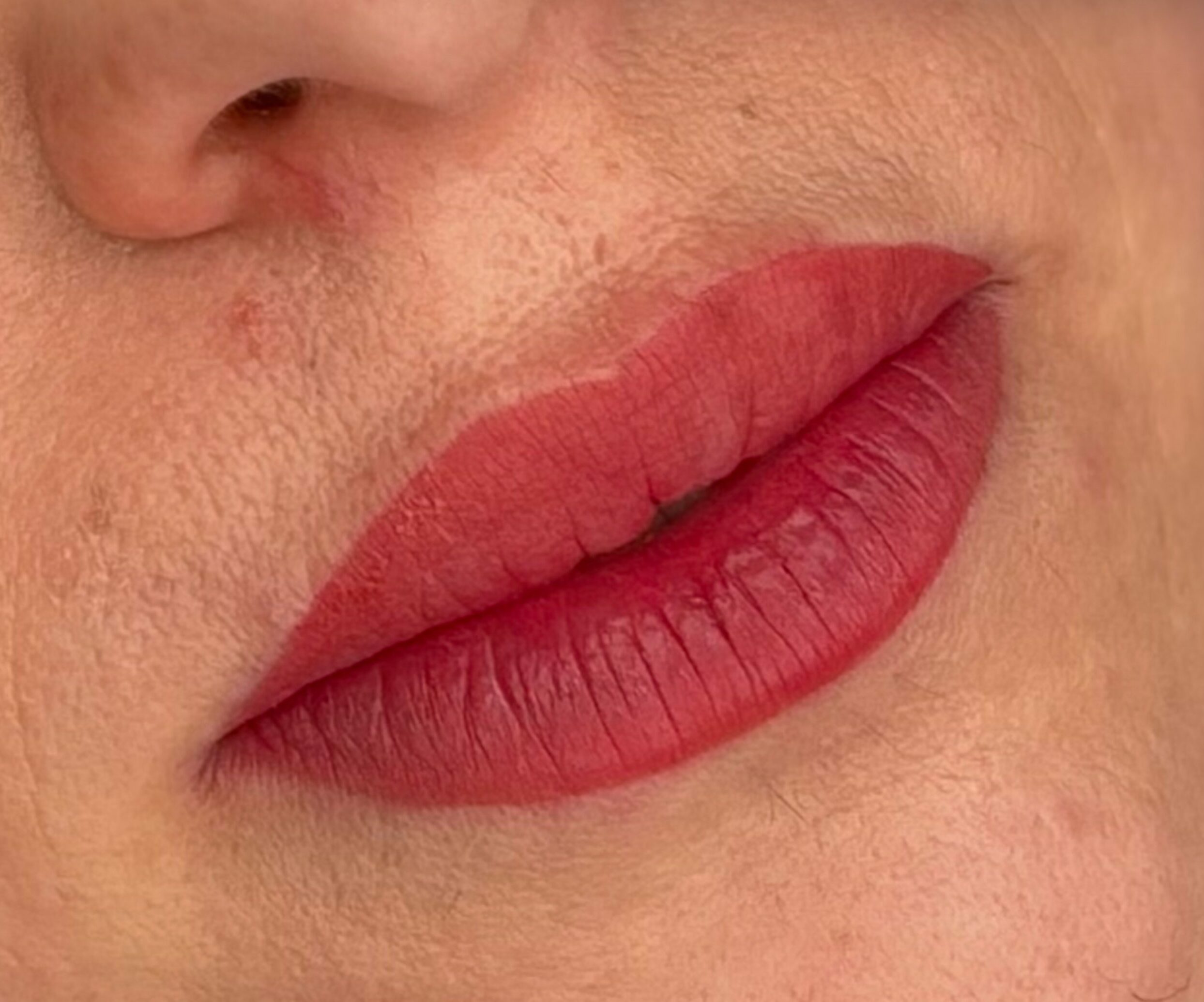 Dermopigmentation des levres Le Lipblush est une pigmentation des lèvres nouvelle génération qui permet de sublimer tes lèvres tout en subtilité.