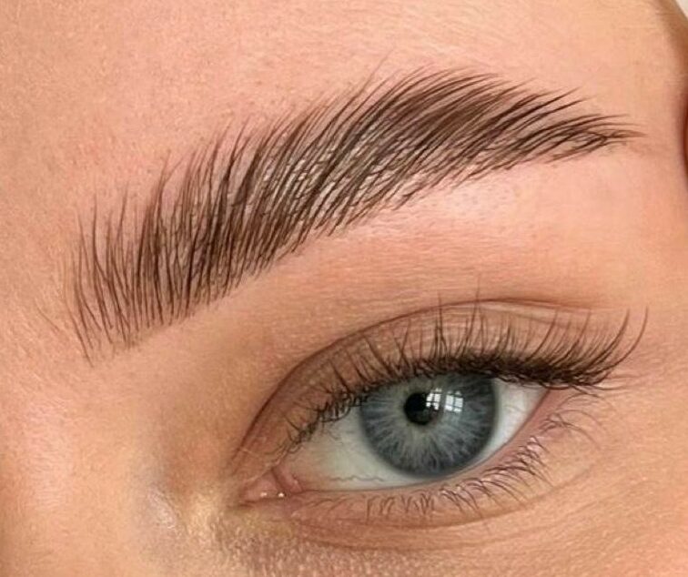 RESTRUCTURATION DES SOURCILS  Browlift est la prestation incontournable pour des sourcils parfaitement restructurés pendant 6 à 8 semaines. 
Grâce à un procédé précis et maîtrisé, cette technique permet de replacer les sourcils dans la forme désirée pour un résultat plus dense, sculpté et harmonieux. C’est la solution idéale si tu recherches une alternative naturelle aux techniques plus permanentes comme la dermopigmentation. Le browlift avec teinture peut aussi recouvrir un ancien tatouage

