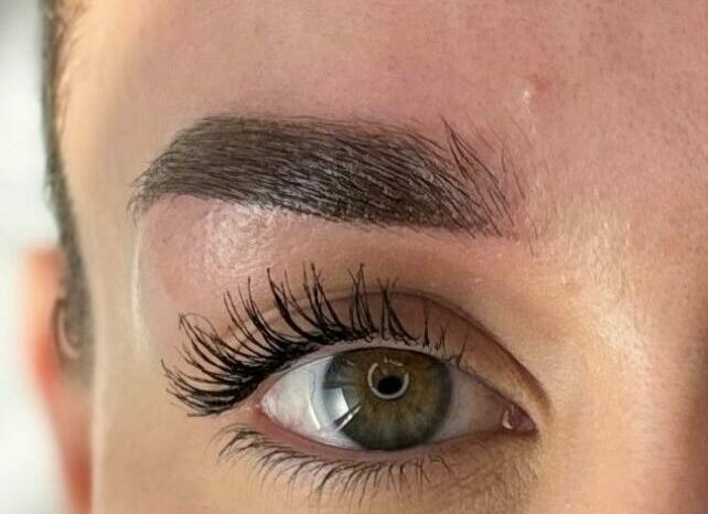 Epilation au fil du visage Le fil est une méthode d’épilation unique et ancestrale qui te garantira un résultat net avec une peau respectée, pour ta restructuration et tes futurs entretiens.