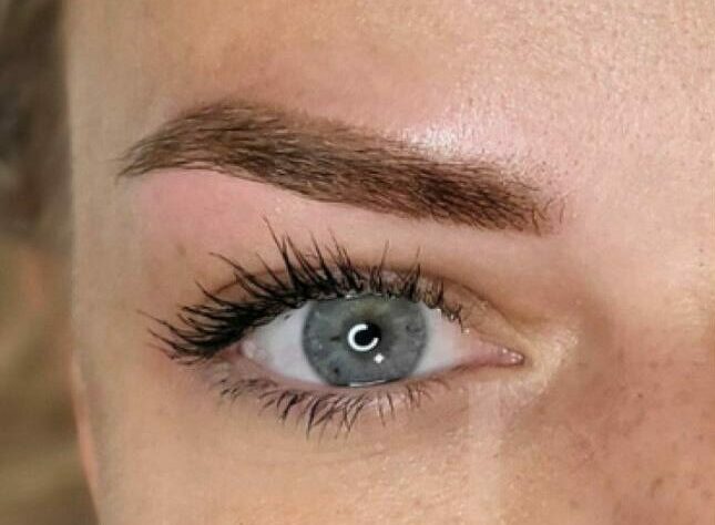 DÉtatouage progressif
Technique de détatouage avec effacement progressif d’une ancienne pigmentation des sourcils.