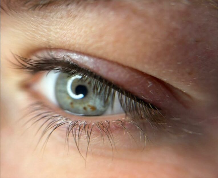 EYE LINER tu en as assez de passer une éternité devant le miroir à dessiner ton trait de liner.
Techniques de maquillage semi-permanent pour intensifier ton regard de façon subtile et naturelle.
La pigmentation tient plusieurs années mais il est nécessaire de réaliser des retouches tous les 18 mois environ afin de conserver une intensité parfaite.