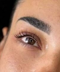 Ras de cils Le ras de cils du bas c’est la discrétion par excellence. Afin de ne pas alourdir le regard, la ligne est extrêmement fine et se finie de façon dégradée au milieu de l’œil.