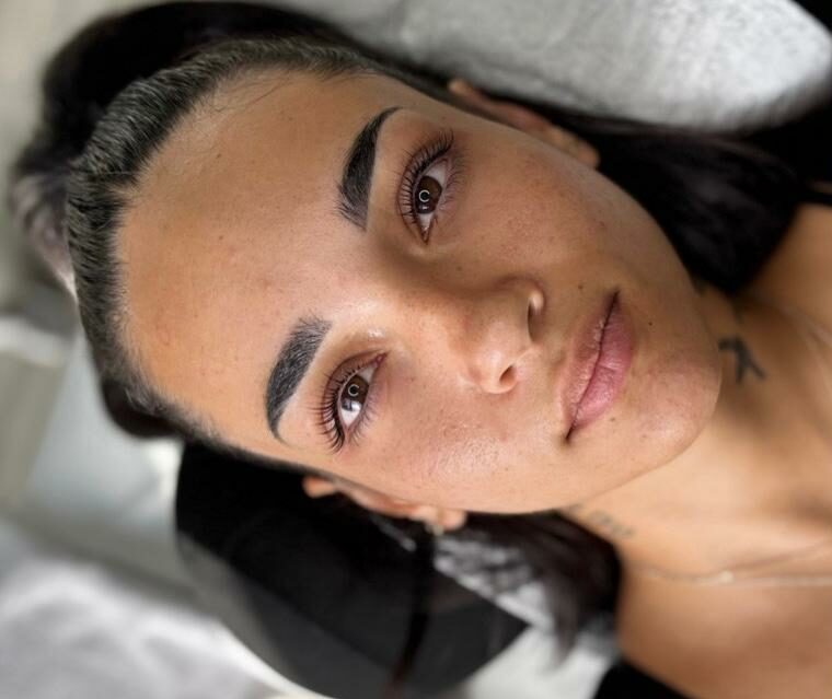 Dermopigmentation des sourcils echnique de maquillage semi-permanent pour redessiner tes sourcils de façon très douce et naturelle. La pigmentation tient plusieurs années mais il est nécessaire de réaliser des retouches tous les 12 à 18 mois afin de conserver une ligne et une intensité parfaites. L’épilation au fil est incluse uniquement dans le rendez-vous de création et retouche annuelle.